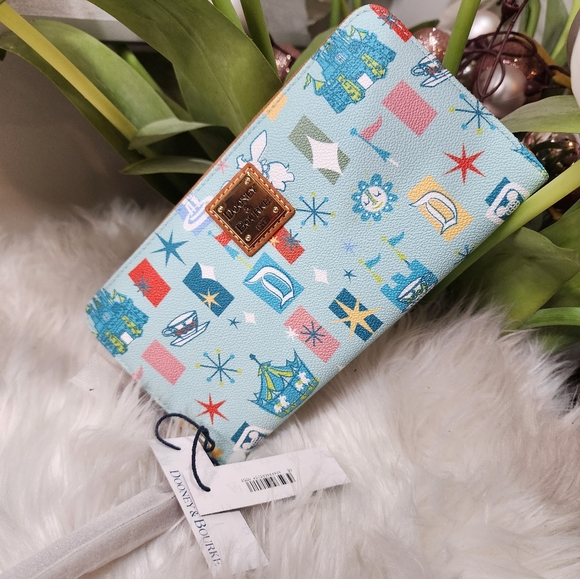 Dooney & Bourke Disney World Disneyland Fantasyland Zippered Wristlet Wallet new - Picture 4 of 10